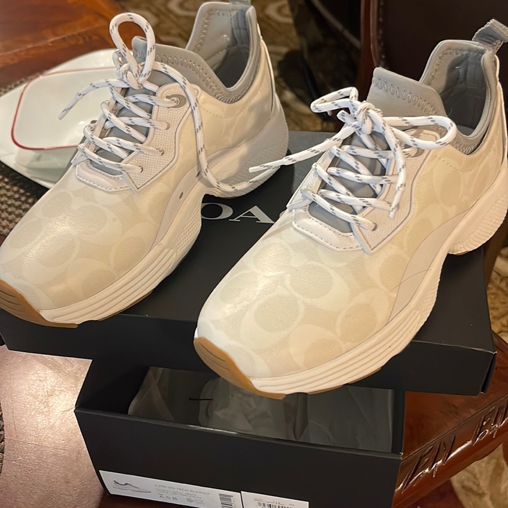 Coach Signature Tech Runner chalk/optic white color size 6.5B